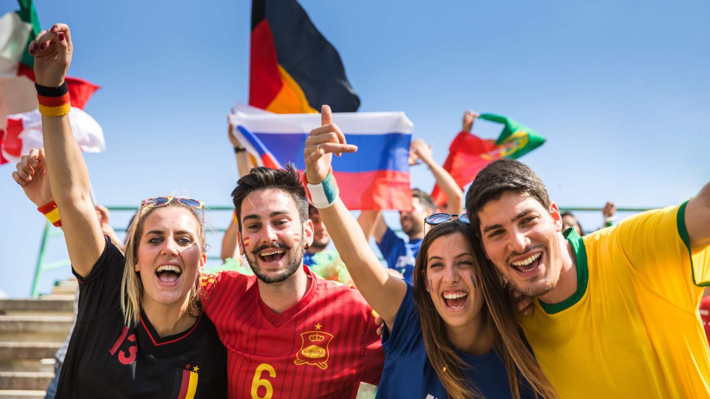 Gruppe von verschiedenen Team Fans im stadion waehrend der Fussball Liga  | © gettyimages.com/LeoPatrizi