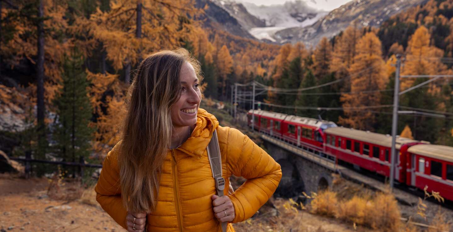 Lächelnde Frau beim Bahn-Wandern im Herbst. | © GettyImages.com/	Mystockimages