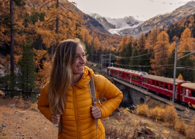 Lächelnde Frau beim Bahn-Wandern im Herbst. | © GettyImages.com/	Mystockimages