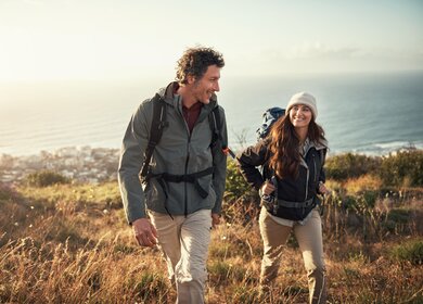 Aufnahme eines Paares bei einer Wanderung auf den Berg | © gettyimages.com/shapecharge