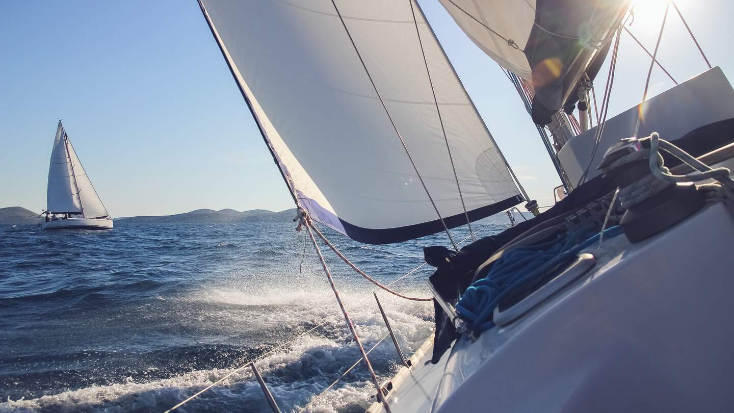 Segelyachten bei Regatta mit Wellengang und strahlendem Sonnenschein | © Gettyimages.com/msan10