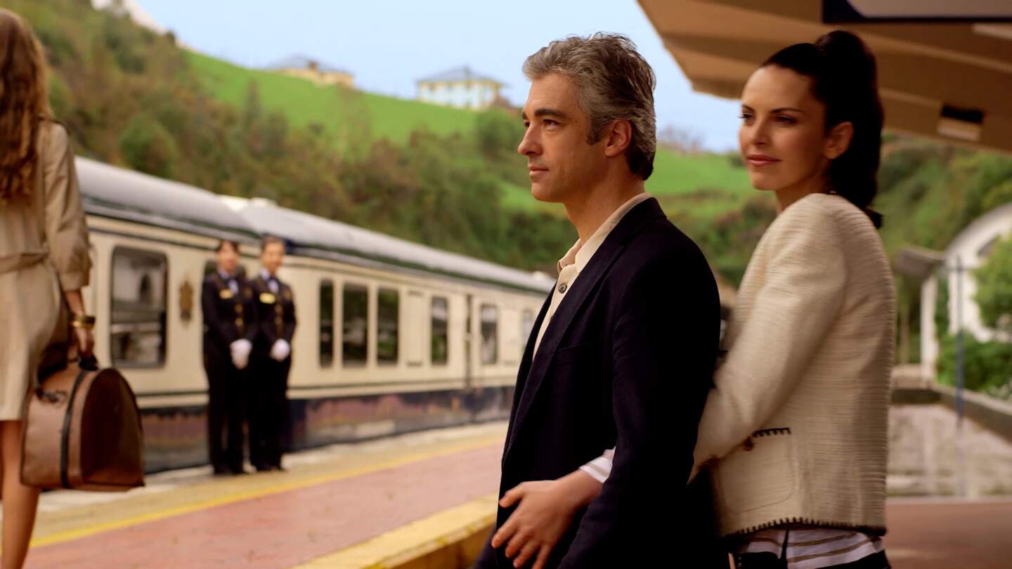 Junges, elegantes Paar erwartet auf dem Bahnsteig den Einstieg in den Luxuszug El Transcantábrico  | © Renfe