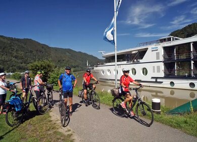 Radfahrer vor der MS Primadonna