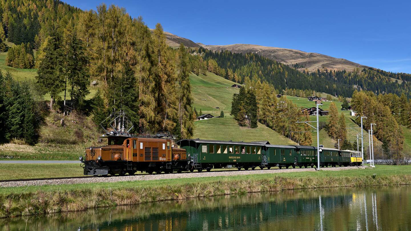 Historische Zugfahrt mit der Rhätischen Bahn von Davos nach Filisur vor herrlichem Bergpanorama | © © Rhätische Bahn