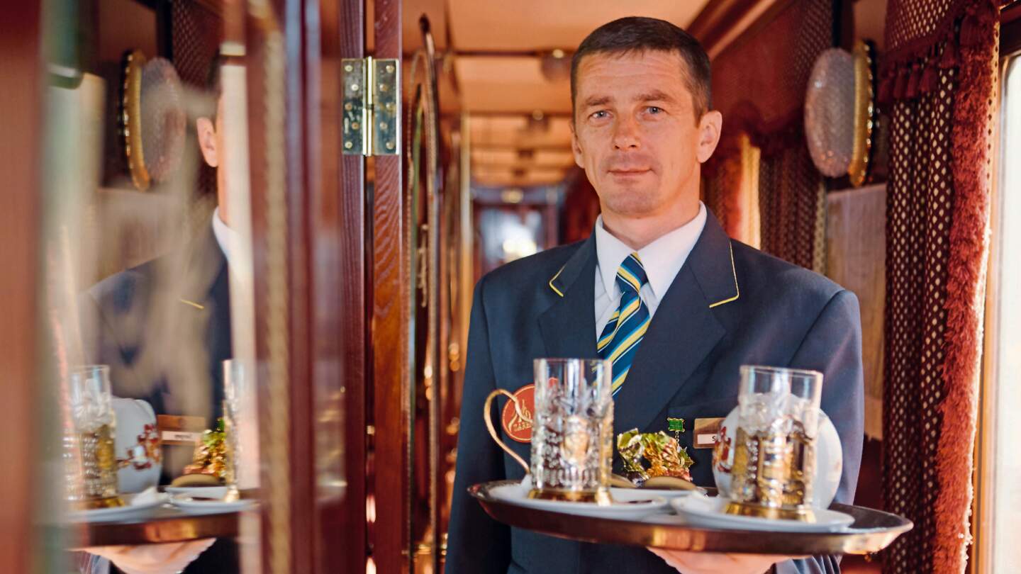 Serviceperson im Zug der transsibirischen Eisenbahn