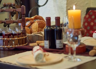 Rustikale Vesper bei Kerzenschein mit Laugengebäck, Käse und Rotwein im Ringhotel in Rüdesheim