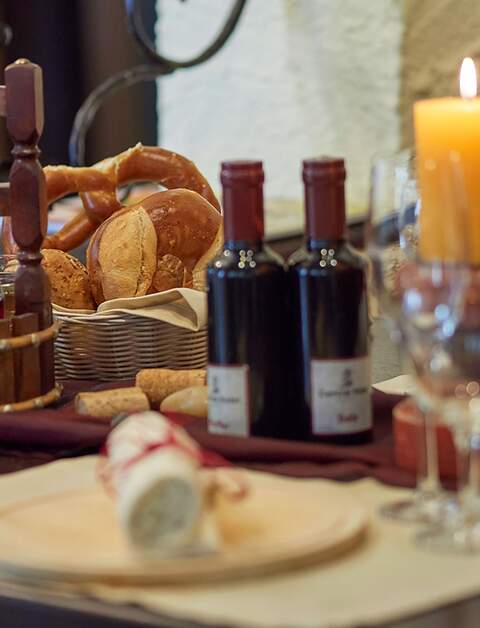 Rustikale Vesper bei Kerzenschein mit Laugengebäck, Käse und Rotwein im Ringhotel in Rüdesheim