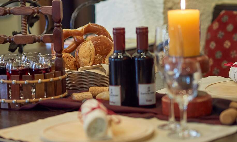 Rustikale Vesper bei Kerzenschein mit Laugengebäck, Käse und Rotwein im Ringhotel in Rüdesheim