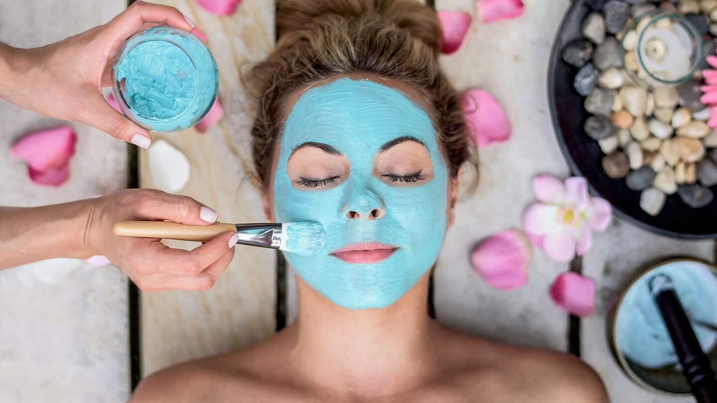 Schoene Frau im Spa mit Gesichtsmaske – Beauty-Konzepte | © Gettyimages.com/andresr