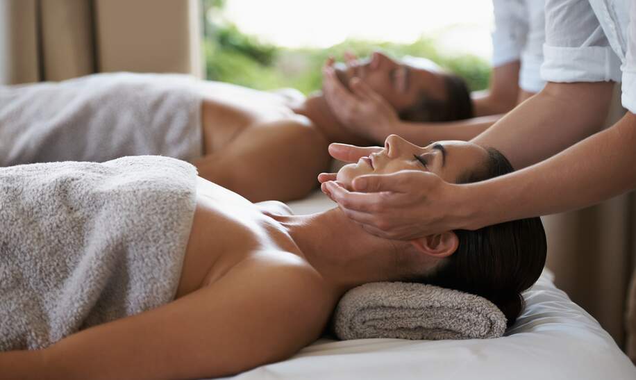 Aufnahme eines Paares, das eine entspannende Massage geniesst | © Gettyimages.com/PeopleImages