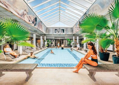 Menschen entspannen in dem Vitalbad Römische Villa | © THERME ERDING