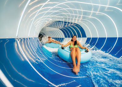 2 Personen in Einzelreifen in der Magic Eye Rutsche in der Therme Erding