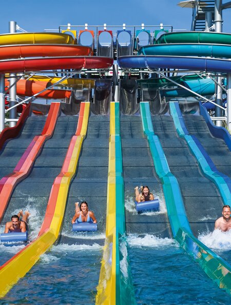 Menschen mit Matten auf der Rainbow Rutsche in der Therme Erding