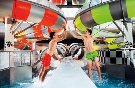 2 Jungs klatschen sich ab vor der Speedracer Rutsche in der Therme Erding