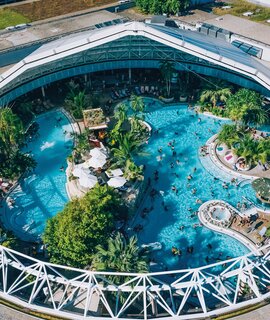 Blick auf Therme Erding durch die offene Kuppel bei schönem Wetter | © THERME ERDING