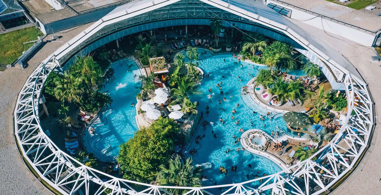Blick auf Therme Erding durch die offene Kuppel bei schönem Wetter