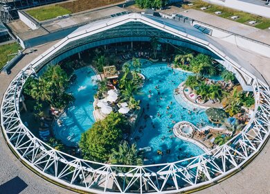 Blick auf Therme Erding durch die offene Kuppel bei schönem Wetter