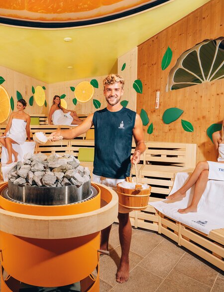 Aufguss mit mehreren Menschen in der Citrussauna
