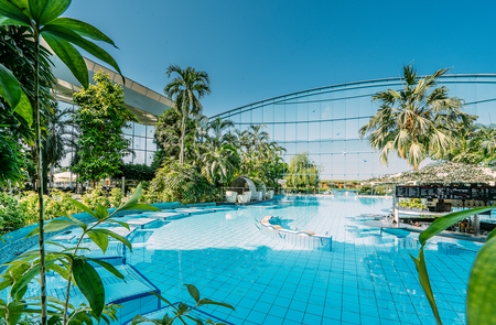 Vitalpool mit offenem Dach bei blauem Himmel