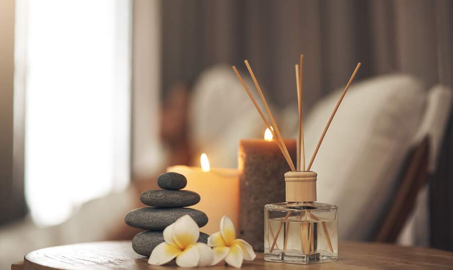 Stillleben Nahaufnahme eines ruhigen Spa-Arrangements | © Gettyimages.com/PeopleImages