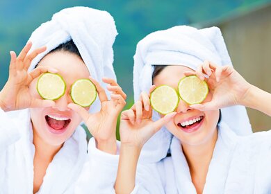 Wellness zwei Frauen mit Turban und Zitronen vor den Augen | © Gettyimages.com/Tomwang112