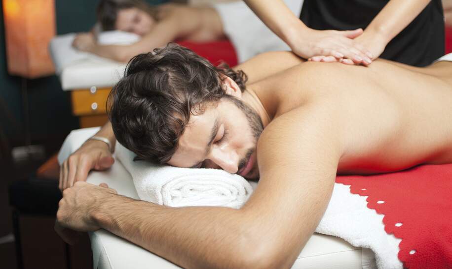 Paar bekommt eine massage, Mann im Vordergrund | © Gettyimages.com/Minerva Studio