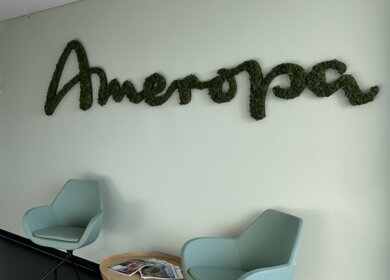 Empfang des Unternehmens Ameropa mit zwei türkisfarbenen Stühlen und einem kleinen Tisch dazwischen. | © Ameropa Reisen 