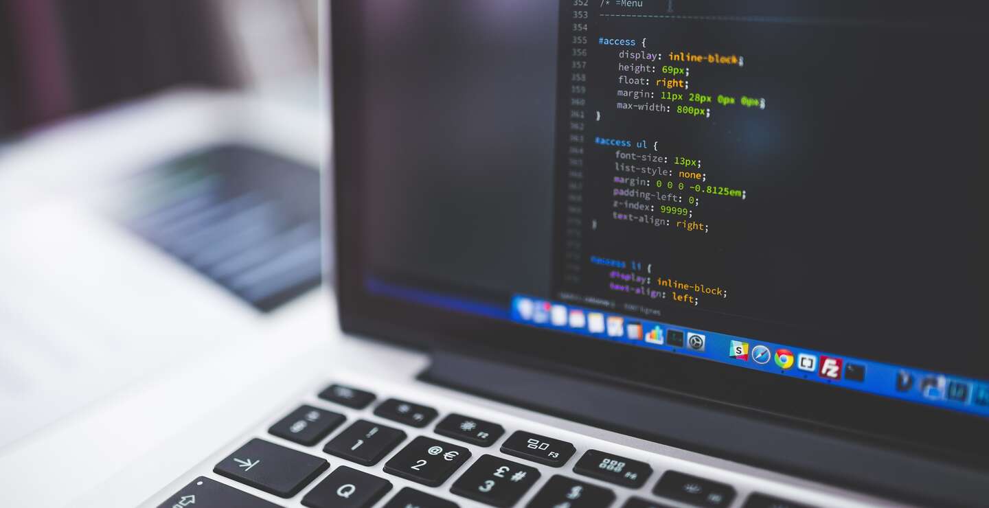 Angeschnittener, geoeffneter Laptop mit Programmcode auf dem Bildschirm | © Pixabay/Pexels
