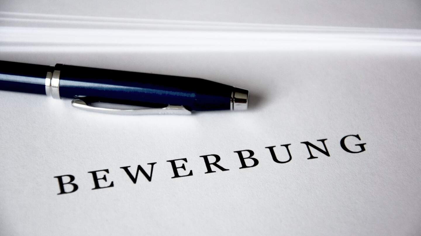 Schwarzer gedruckter Schriftzg Bewerbung auf weissem Papier  | © Pixabay.com/loufre