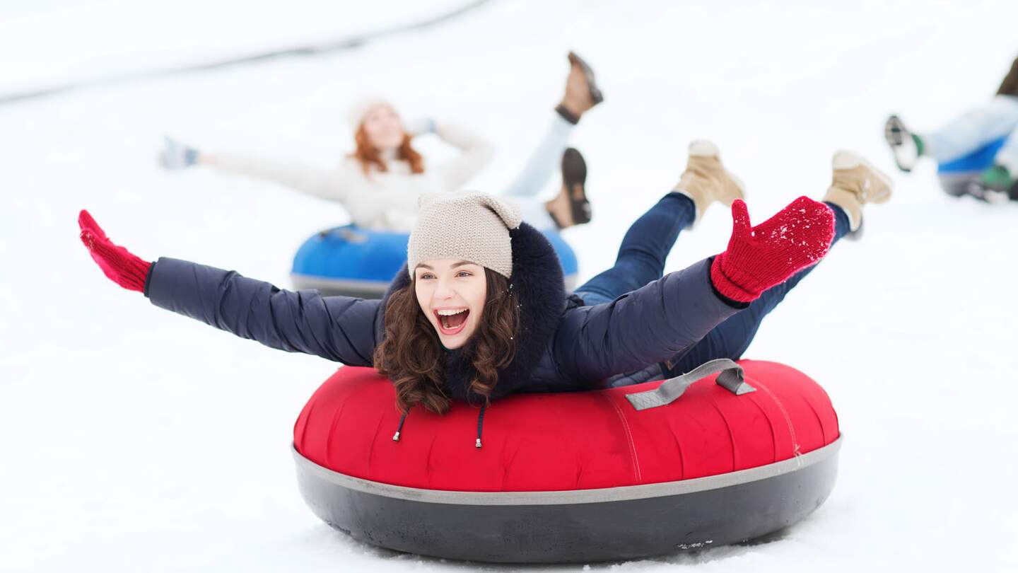 Frauen auf Snow Tubes | © © Syda Productions/Fotolia.com