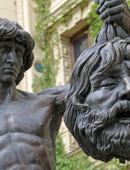 Skulptur-Davids-mit-dem-Haupte-Goliaths | © © Martina Berg/Fotolia.com
