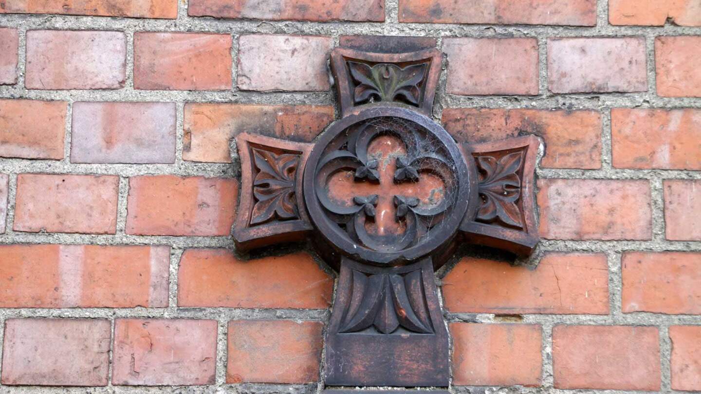 schwerin kreuz an der paulskirche | © © Martina Berg/Fotolia.com