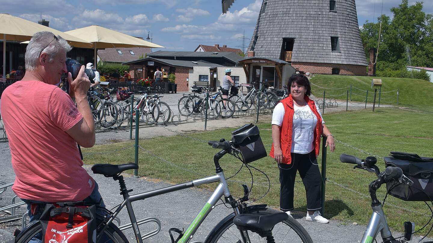 spreewald-windmuehle-mit-fahrradfahrern | © © Profi-Foto-Kliche