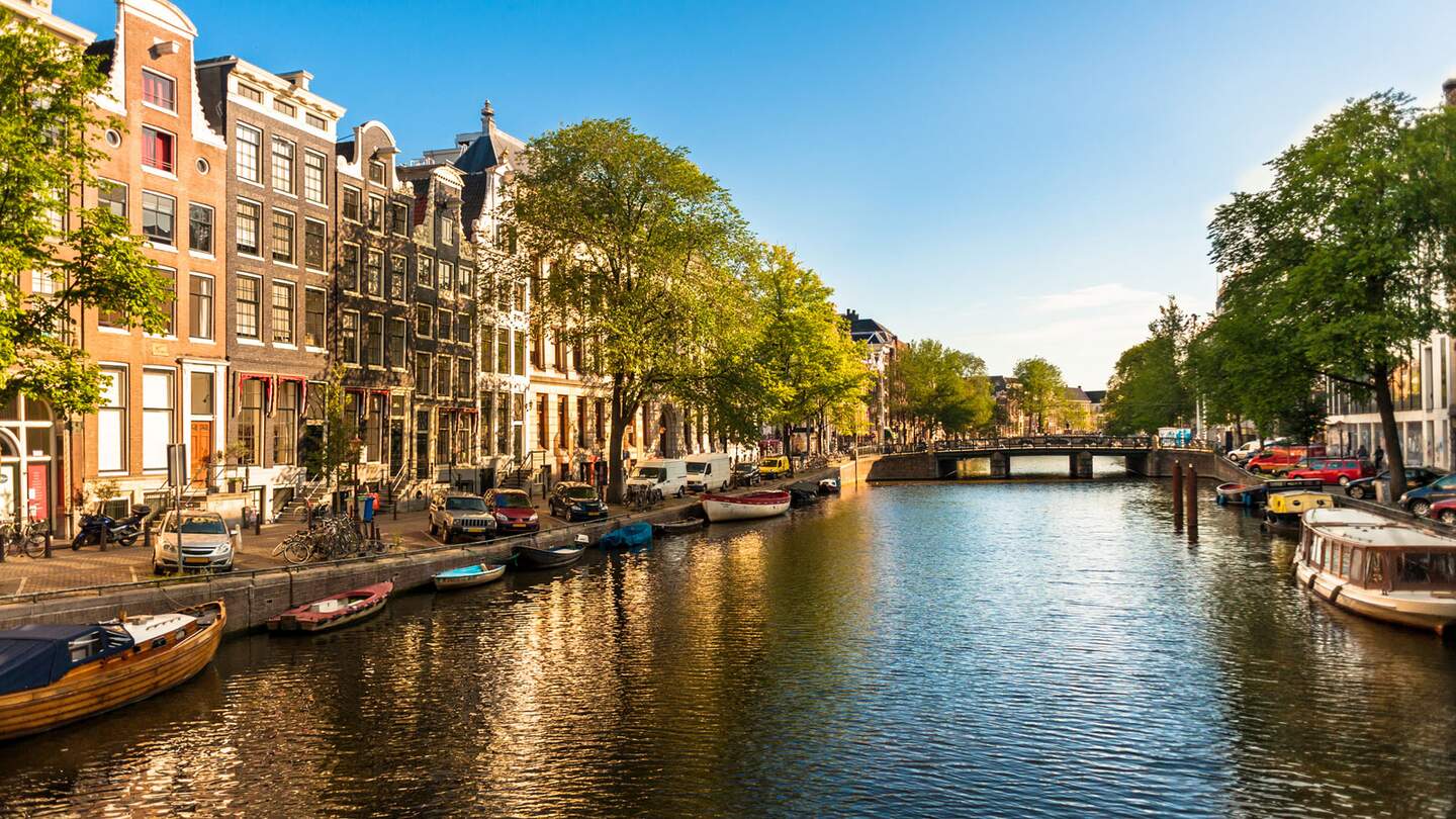 H&auml;user und Boote auf dem Amsterdam Kanal | © © mtsaride / Fotolia.com