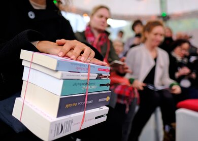 K&uuml;nstlerin Marta Minuj&iacute;n stellt ihr documenta-Projekt &quot;The Parthenon of Books&quot; auf der Buchmesse vor | © © Alexander Heimann / Frankfurter Buchmesse