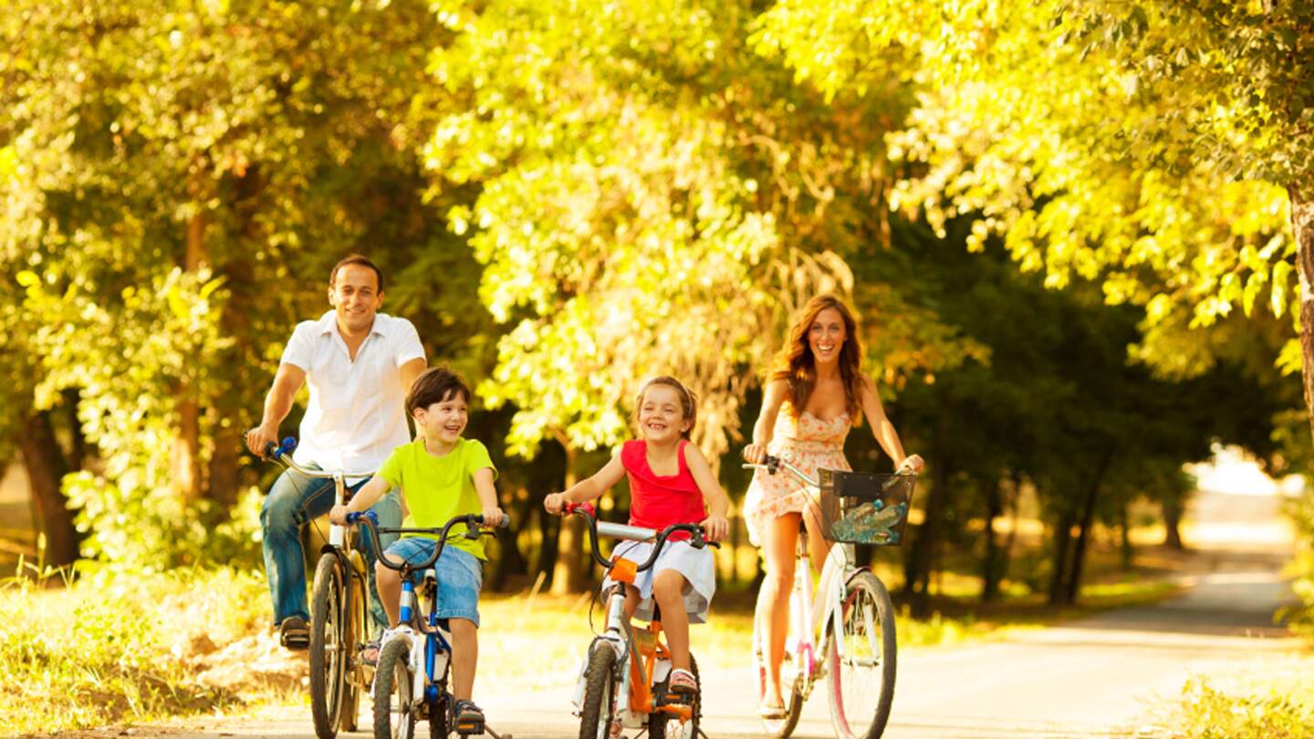 Familie beim Fahrradfahren  | © © vgajic/istockphoto.com