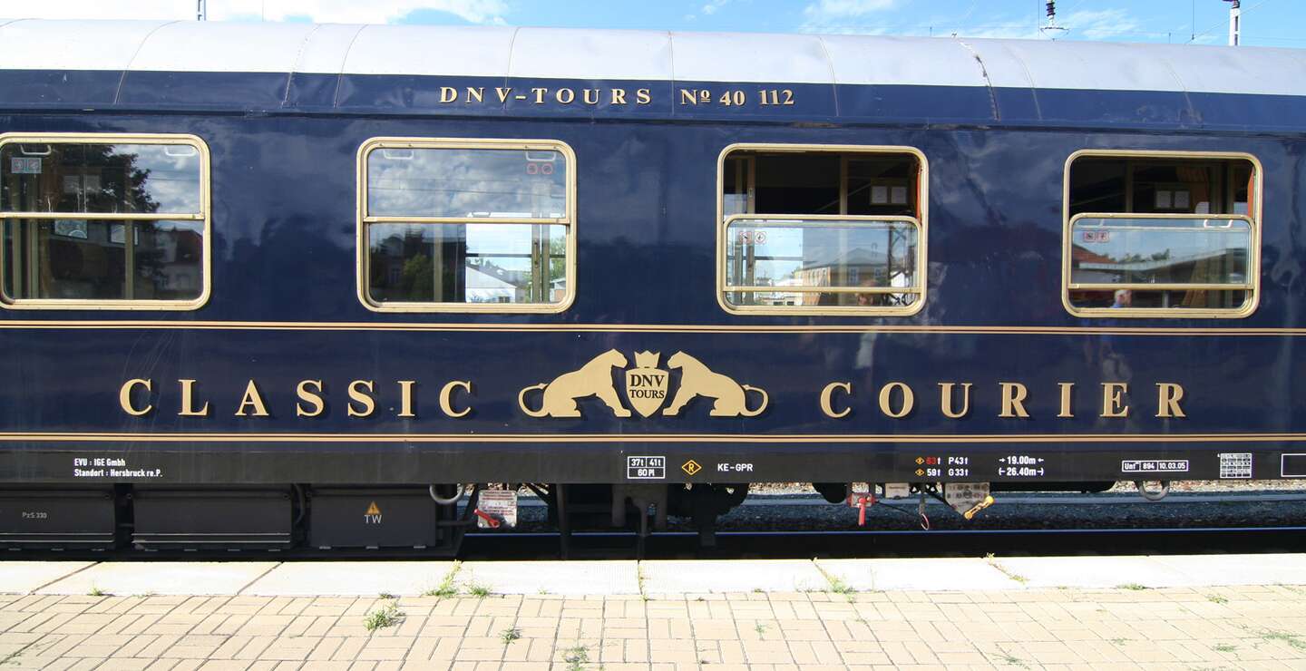 Mit den nostalgischen Schnellzug-Wagen der 60er und 80er Jahre l&auml;sst der Classic Courier das Goldene Zeitalter der Zugreisen wieder aufleben