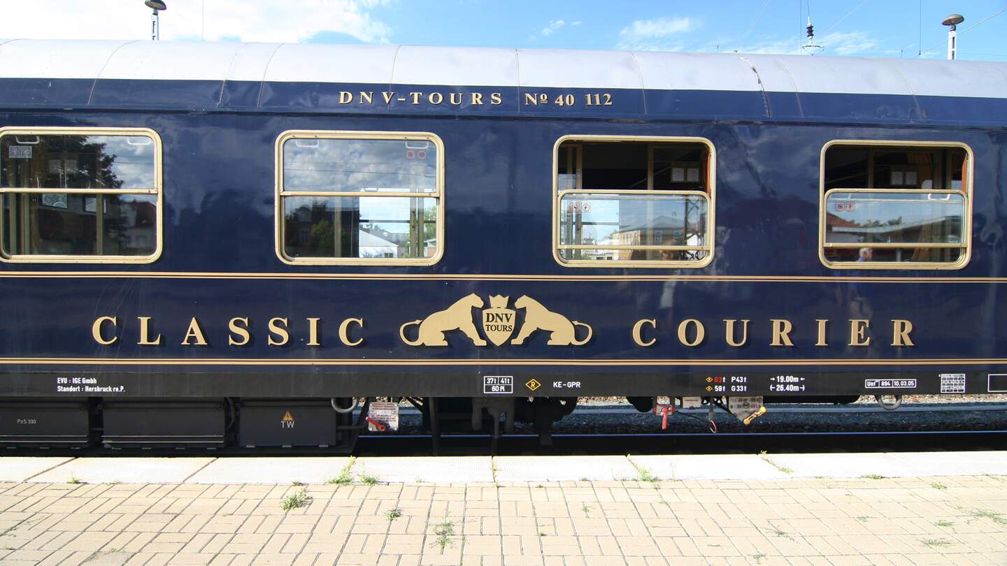 Mit den nostalgischen Schnellzug-Wagen der 60er und 80er Jahre l&auml;sst der Classic Courier das Goldene Zeitalter der Zugreisen wieder aufleben