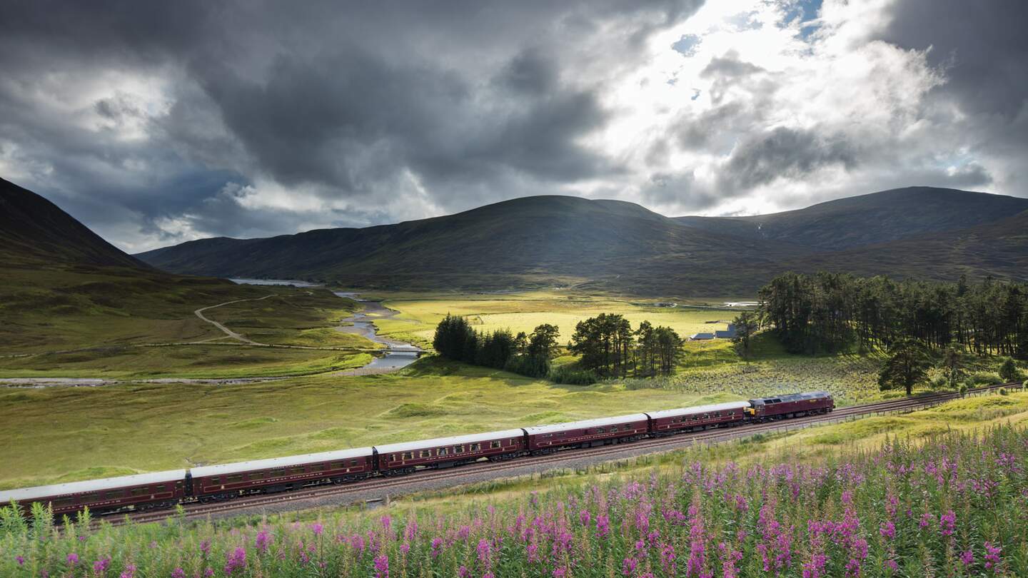 the Royal Scotsman on the line from Perth to Inverness at Dalnaspidal, nr Dalwhinnie, Badenoch and Strathspey, Scotland | © David Noton Photography