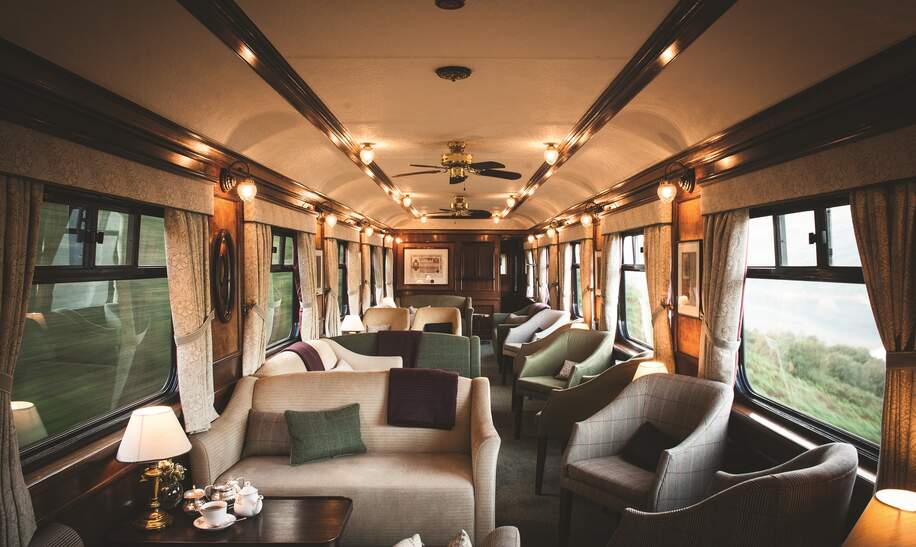 Inneneinrichtung des Barwagens im Royal Scotsman