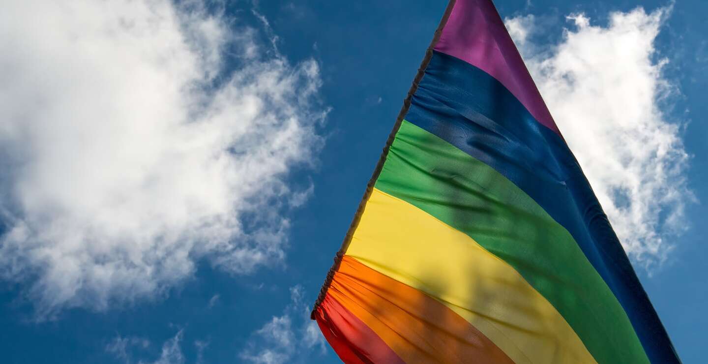 Regenbogenflagge vor blauem Himmel | © © Birgit Goll/Fotolia.com