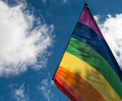 Regenbogenflagge vor blauem Himmel | © © Birgit Goll/Fotolia.com