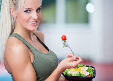 Frau isst Salat im Gym | © © fotoinfot/Fotolia.com