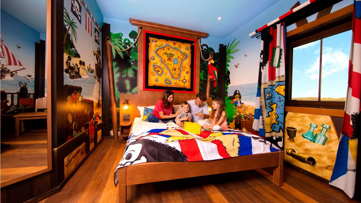 Beispiel Piratenzimmer auf der Pirateninsel | © © Legoland Deutschland