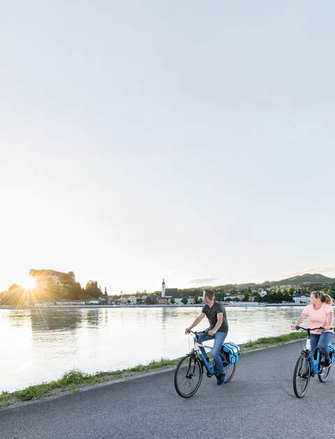 Fahrradfahrer bei Greinburg am Flussufer der Donau | © © Donau Touristik/ Daniel Zupanc
