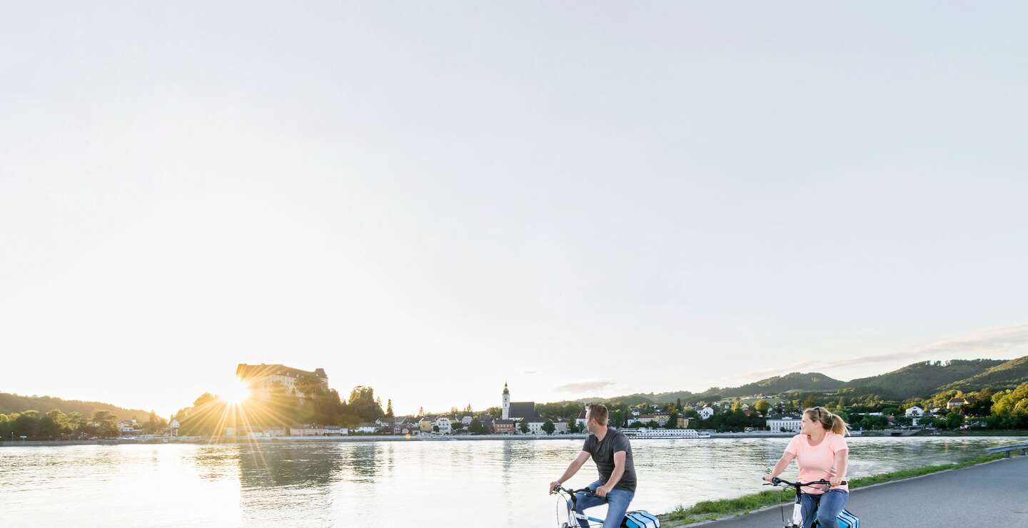 Fahrradfahrer bei Greinburg am Flussufer der Donau | © © Donau Touristik/ Daniel Zupanc