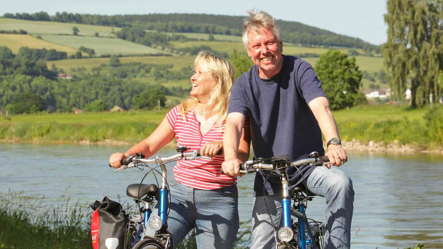 Paar auf dem Weser-Radweg | © © Thomas Hellmann