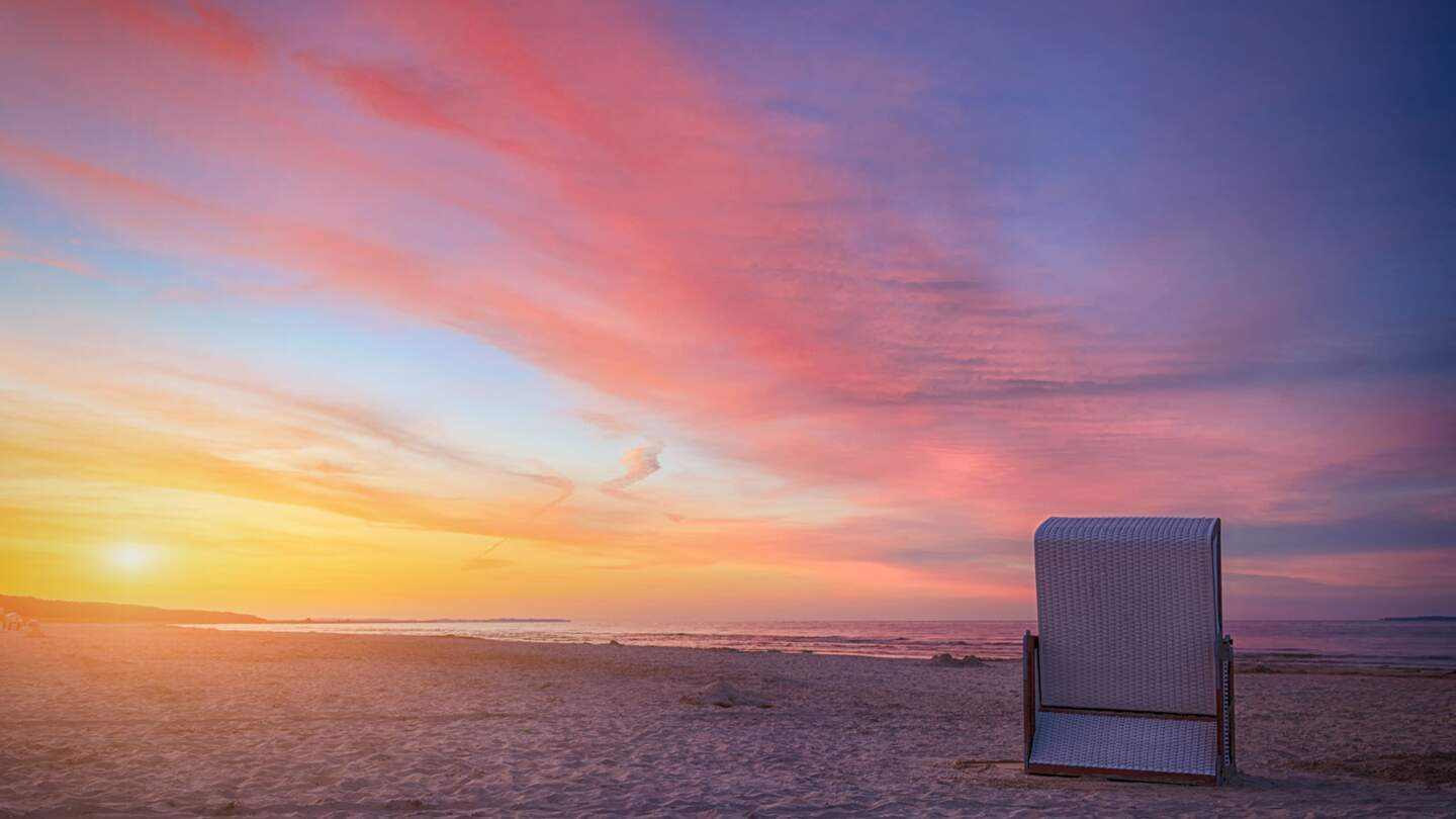 Strandkorb im Sonnenuntergang | © © marog-pixcells/Fotolia.com