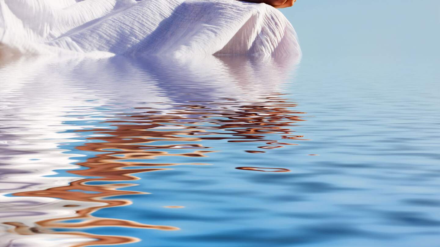 Wellnessreisen - Frau macht Yoga im Wasser | © © Kati Molin/Fotolia.com
