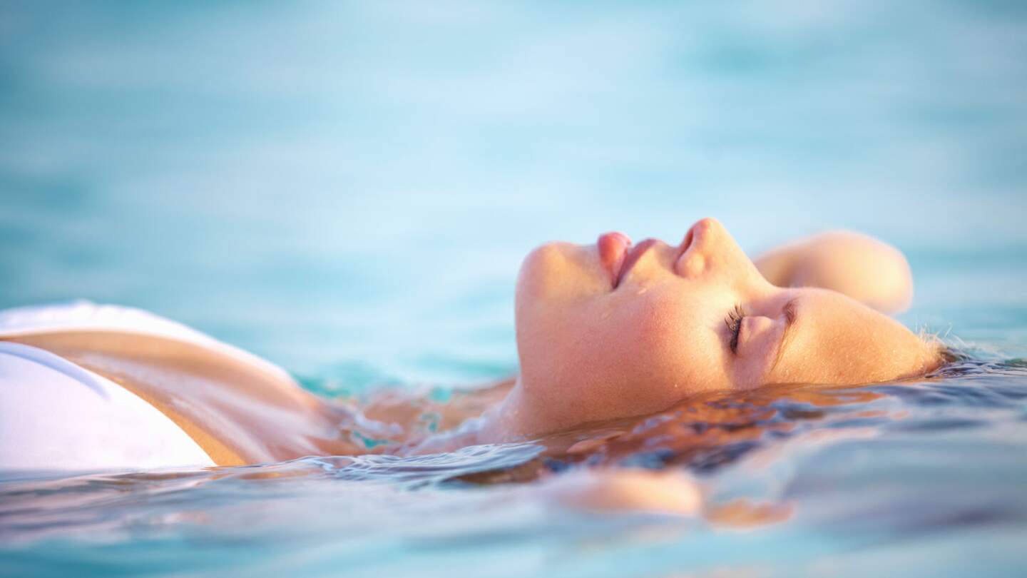 Wellnessreisen - Frau entspannt im Wasser | © © Yuri Arcurs/Fotolia.com